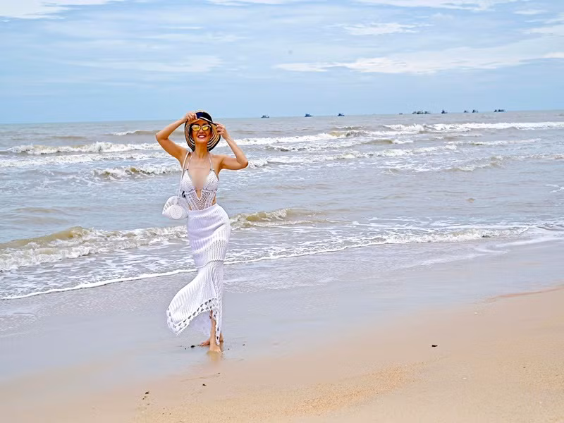 Nữ ca sĩ vẫn sở hữu vóc dáng thon thả, gương mặt tươi trẻ ở tuổi 54.