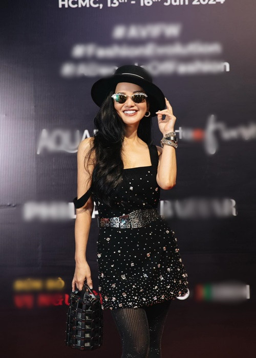 "Cô Bống" hẹn hò kiến trúc sư người Đức Gerhard Heusch trong 4 năm qua.