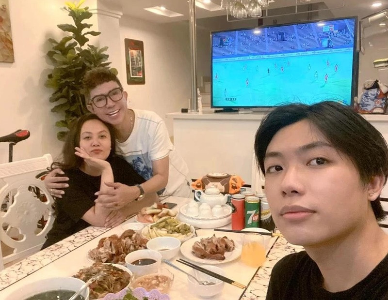 "...Và ngoài kia, rất nhiều người chờ đợi vợ chồng mình ra tòa ly dị, làm như vậy họ mới hài lòng hay sao đó. Nhưng cảm ơn em đã luôn nắm chặt tay anh, em luôn dặn anh là khi về tới nhà, bao nhiêu giông bão bỏ lại sau lưng. Với anh, trong gia đình chỉ có em, bố mẹ hai bên và các con”, VOH dẫn lời Long Nhật. Ảnh: Saostar.