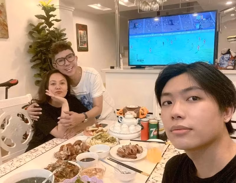 "...Và ngoài kia, rất nhiều người chờ đợi vợ chồng mình ra tòa ly dị, làm như vậy họ mới hài lòng hay sao đó. Nhưng cảm ơn em đã luôn nắm chặt tay anh, em luôn dặn anh là khi về tới nhà, bao nhiêu giông bão bỏ lại sau lưng. Với anh, trong gia đình chỉ có em, bố mẹ hai bên và các con”, VOH dẫn lời Long Nhật. Ảnh: Saostar.