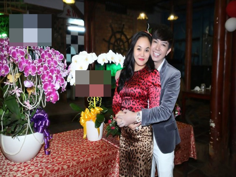 Nam ca sĩ chia sẻ: "Ngân ơi! Anh cảm ơn em khi vợ chồng mình đã rất cố gắng. Bởi vì hạnh phúc đến với người ta thì chỉ cần cố gắng 1 thôi mà vợ chồng mình phải cố gắng tới 100 lần mới được. Ngoài kia quá nhiều giông bão, em lại lấy một người chồng nổi tiếng nhưng cũng quá nhiều tai tiếng, thị phi trên trời rơi xuống, người ta thêu dệt đủ điều...". Ảnh: Công An Nhân Dân Online.