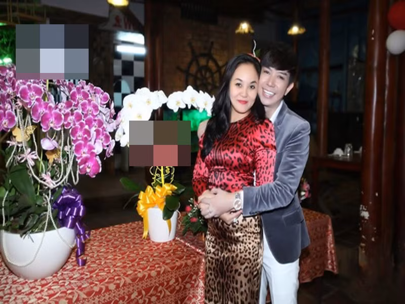 Nam ca sĩ chia sẻ: "Ngân ơi! Anh cảm ơn em khi vợ chồng mình đã rất cố gắng. Bởi vì hạnh phúc đến với người ta thì chỉ cần cố gắng 1 thôi mà vợ chồng mình phải cố gắng tới 100 lần mới được. Ngoài kia quá nhiều giông bão, em lại lấy một người chồng nổi tiếng nhưng cũng quá nhiều tai tiếng, thị phi trên trời rơi xuống, người ta thêu dệt đủ điều...". Ảnh: Công An Nhân Dân Online.