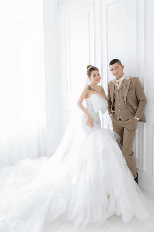 Ngân 98 tố Lương Bằng Quang ngoại tình, bòn tiền, đối xử với cô như osin. Tuy nhiên, sau đó không lâu, cả hai lại mặn nồng như chưa hề chia tay hay đấu tố nhau.