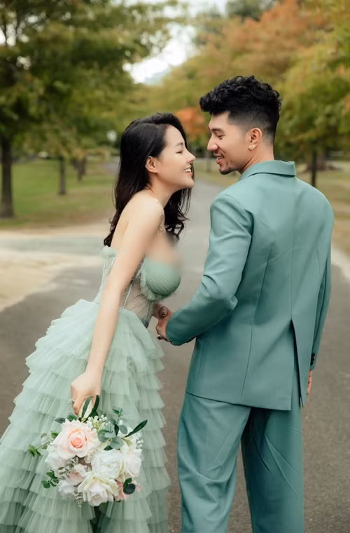 Cuối năm 2021, Ngân 98 cho biết, cô và Lương Bằng Quang chưa tổ chức lễ cưới là bởi cả hai chỉ muốn ở bên nhau.