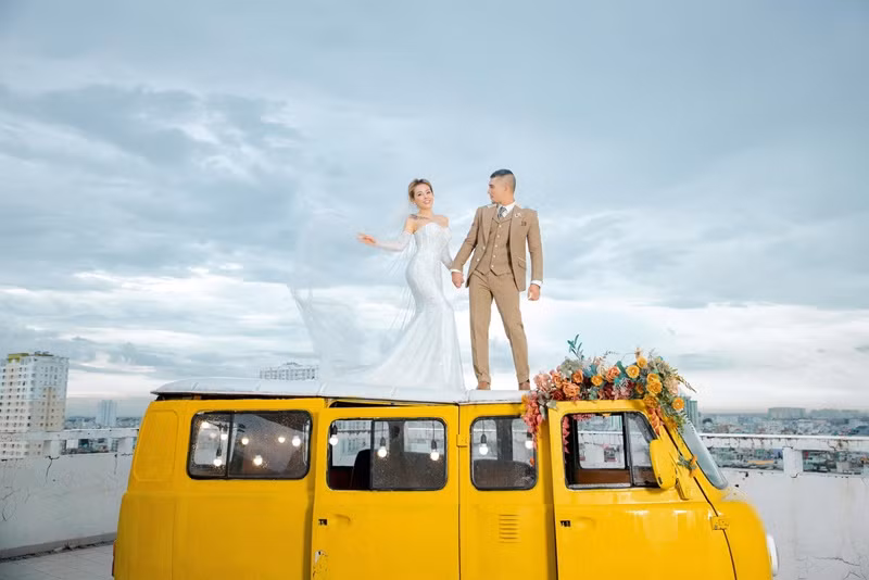 Tháng 8/2020, khi được Lương Bằng Quang cầu hôn bằng chiếc nhẫn kim cương, Ngân 98 nói cần vài tháng để suy nghĩ.