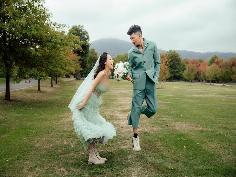 Ngân 98 và Lương Bằng Quang thực hiện một số bộ ảnh cưới trong 7 năm bên nhau.