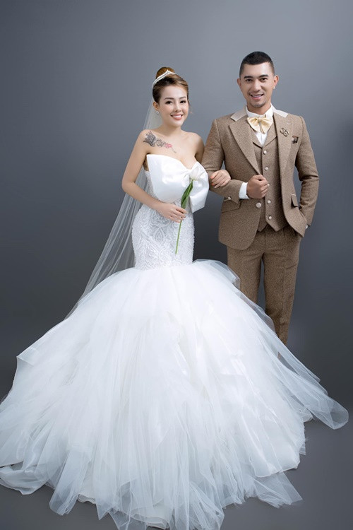 Lương Bằng Quang và Ngân 98 cũng từng bị dư luận chỉ trích khi nhiều lần lộ ảnh phản cảm, nói chuyện "giường chiếu".