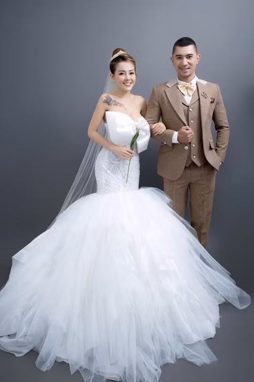 Lương Bằng Quang và Ngân 98 cũng từng bị dư luận chỉ trích khi nhiều lần lộ ảnh phản cảm, nói chuyện "giường chiếu".