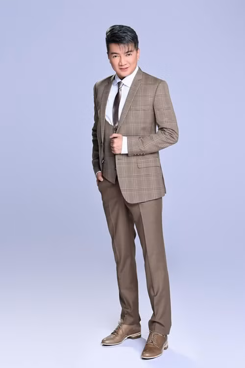 Ngoài ra, Đàm Vĩnh Hưng bị cấm diễn trong 9 tháng vì ồn ào trang phục. Đến nay, nam ca sĩ chưa lên tiếng về việc bị phạt. Ảnh: FBNV.