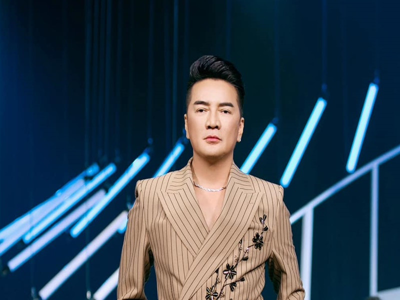 Tháng 5/2024, trong liveshow, Đàm Vĩnh Hưng đeo huy hiệu “lạ” biểu diễn. Mới đây, anh bị phạt hành chính 27,5 triệu đồng. Ảnh: FBNV.