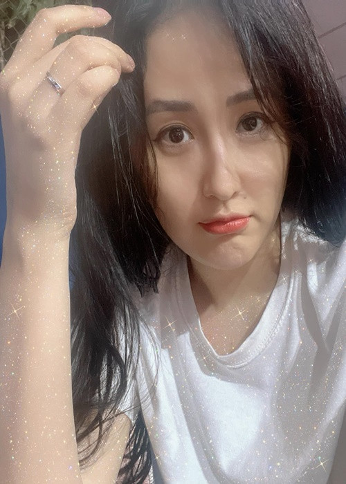 Mới đây, rộ tin đồn Hoa hậu Mai Phương Thúy sắp làm đám cưới. Nghi vấn xuất phát từ việc người đẹp thường xuyên đeo nhẫn ở ngón áp út. Ảnh: FB Mai Phương Thúy.