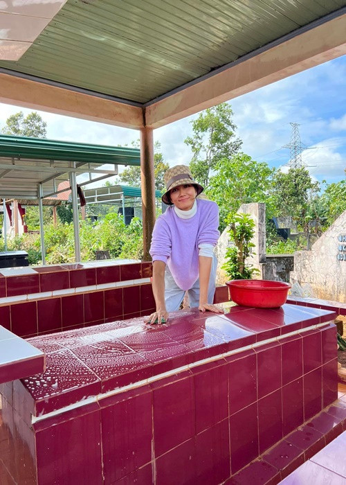 Nàng hậu tự tay dọn dẹp phần mộ của tổ tiên.