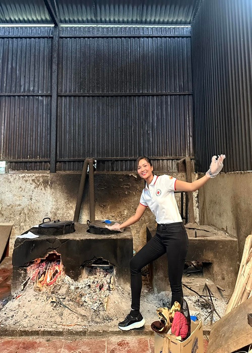 H'hen Niê ăn mặc giản dị khi nấu ăn trong một chuyến thiện nguyện.