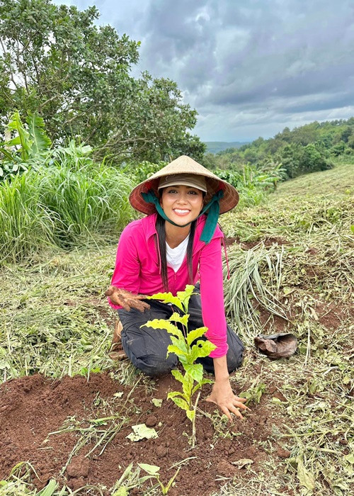 Khoảnh khắc nàng hậu “chân lấm tay bùn” nhanh chóng gây chú ý.