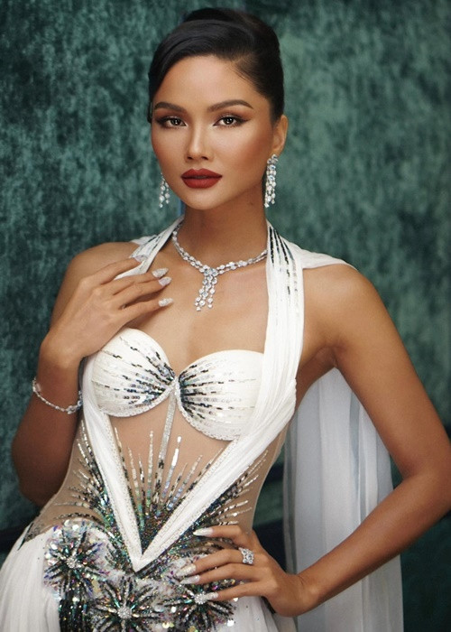 Nàng hậu khoe body gợi cảm với váy áo xuyên thấu.