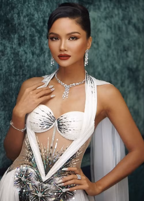 Nàng hậu khoe body gợi cảm với váy áo xuyên thấu.