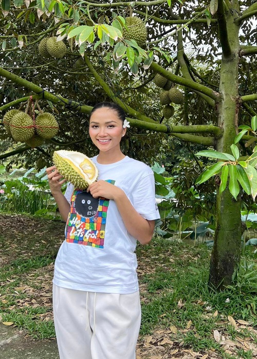 Hoa hậu H'hen Niê ưu tiên trang phục giá cả phải chăng ở đời thường.