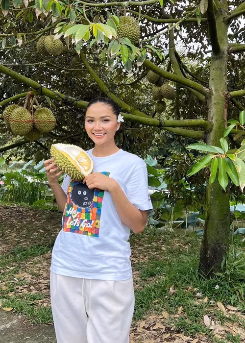 Hoa hậu H'hen Niê ưu tiên trang phục giá cả phải chăng ở đời thường.