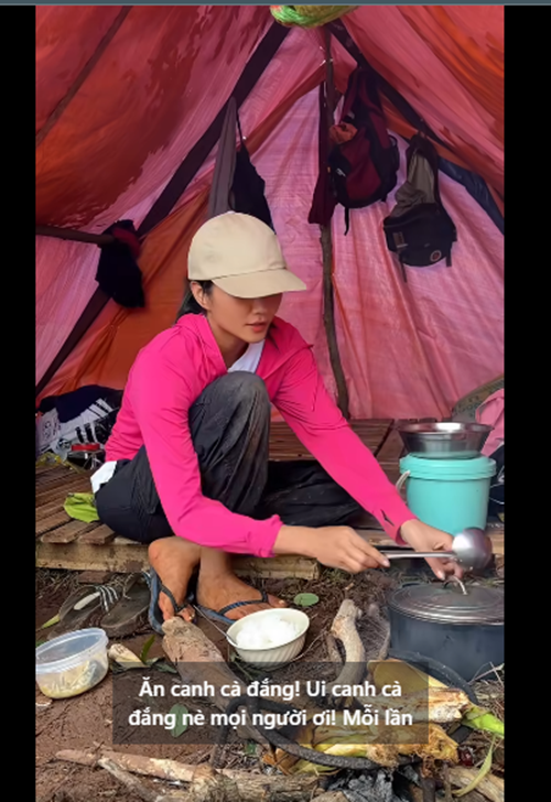 Đi làm nông, H'hen Niê nấu ăn trưa ngay trên rẫy. "Cơm rẫy đơn giản với cà đắng, cá khô nhưng mà ngon lắm nha cả nhà", nàng hậu chia sẻ.