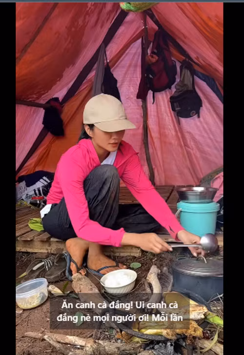 Đi làm nông, H'hen Niê nấu ăn trưa ngay trên rẫy. "Cơm rẫy đơn giản với cà đắng, cá khô nhưng mà ngon lắm nha cả nhà", nàng hậu chia sẻ.