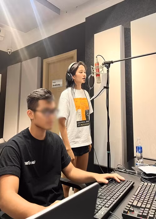 Cô yêu thích trang phục năng động, đơn giản.