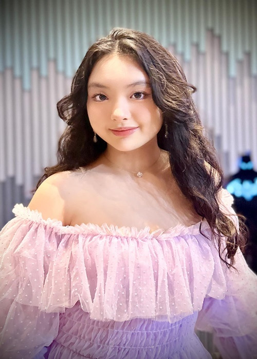 Suti - con gái út của Thúy Hạnh sở hữu nhan sắc xinh đẹp, đầy duyên dáng.