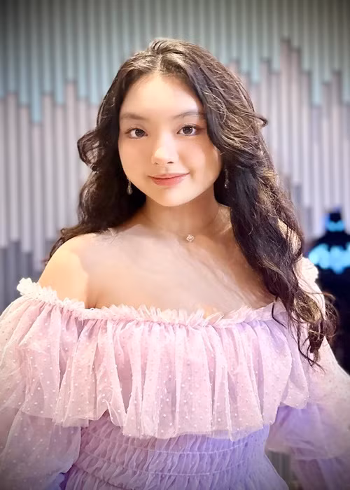 Suti - con gái út của Thúy Hạnh sở hữu nhan sắc xinh đẹp, đầy duyên dáng.