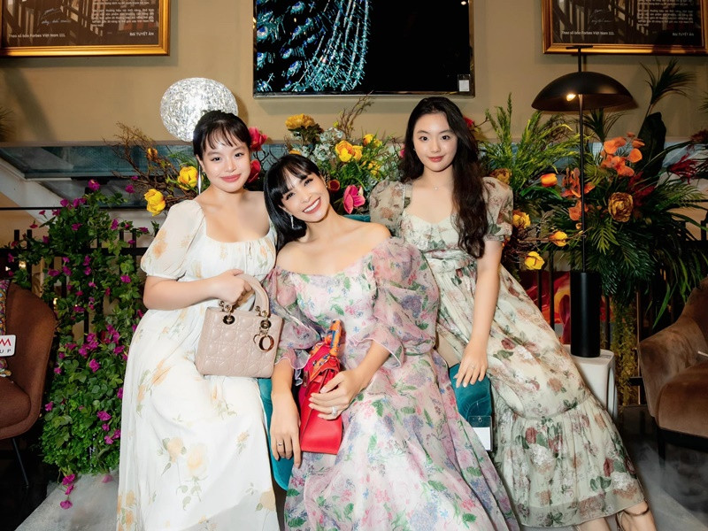 Suti cùng Suli thường xuyên tham gia các sự kiện cùng bố mẹ.