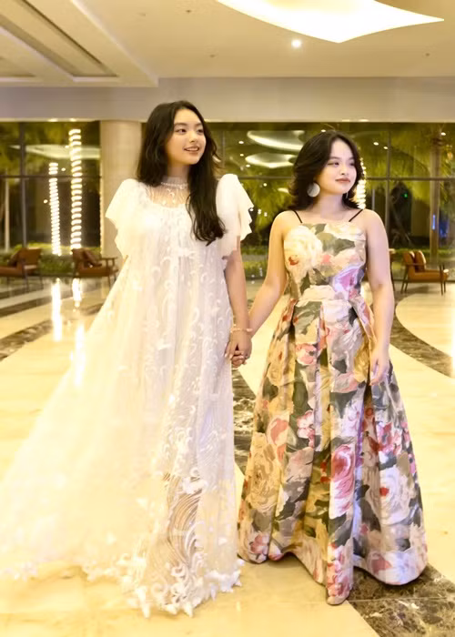 Suti có chiều cao vượt chị gái.