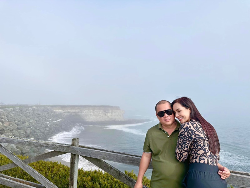 "Lúc nào rảnh, anh ấy lại vào bếp và luôn cố gắng san sẻ việc nhà với vợ như: Lau dọn nhà cửa, rửa chén bát, chơi với con,... Nói chung là anh ấy nhiều tài nên các con rất thích ba", Thúy Hạnh chia sẻ trên VTV.