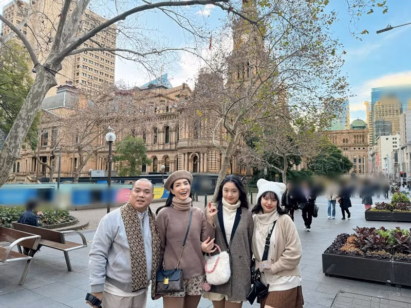 "Đưa các con đến xem trường trước. Để đây 4 năm nữa ba mẹ qua lại dự tốt nghiệp con gái nhé. Chặng đường phía trước còn dài. Cố lên các con yêu ơi", nhạc sĩ Minh Khang chia sẻ trên trang cá nhân.