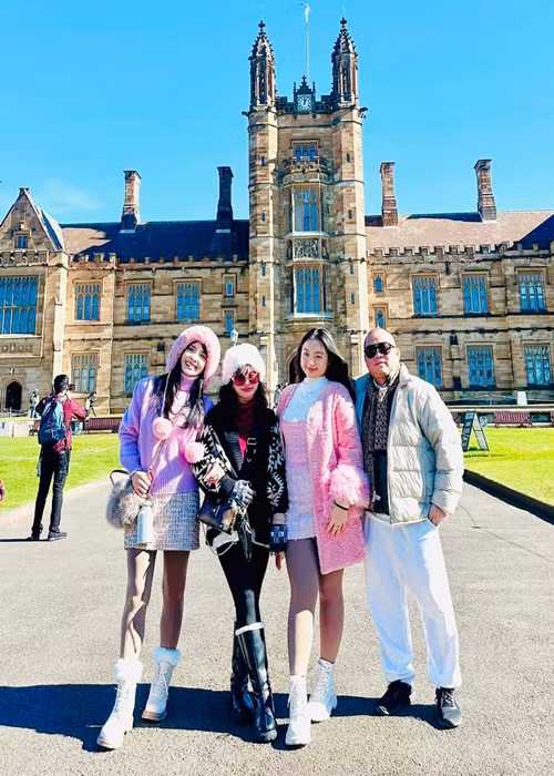  Thúy Hạnh - Minh Khang cùng hai con gái Suli và Suti đang ở Úc du lịch đồng thời đến thăm một số trường học.