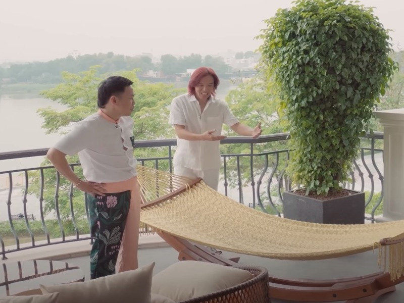 Biết Việt Hương thích nằm vòng, Hoài Phương đặt võng ở ban công. "Việt Hương rất thích nằm võng, thì có cái võng cho Việt Hương nằm đây, tôi ngồi bên này đu đưa võng cho nàng", Hoài Phương chia sẻ. Ảnh: Người Đưa Tin.