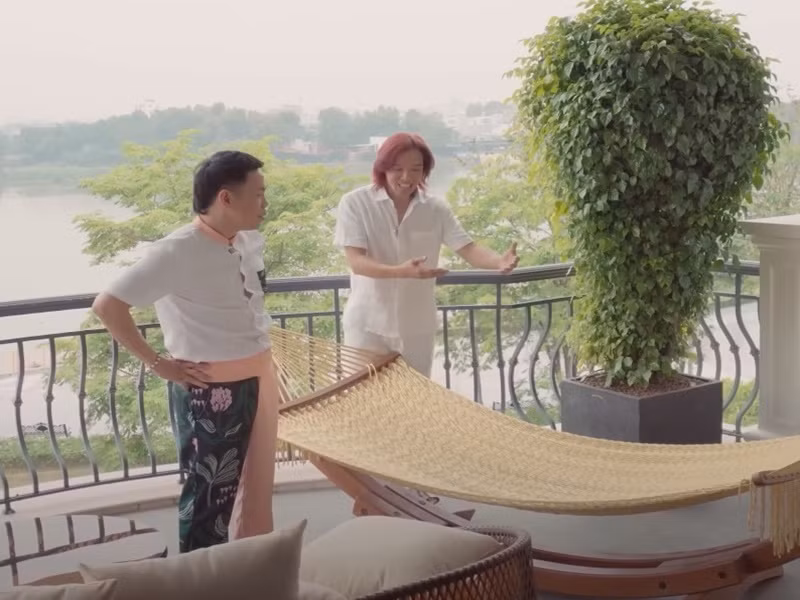 Biết Việt Hương thích nằm vòng, Hoài Phương đặt võng ở ban công. "Việt Hương rất thích nằm võng, thì có cái võng cho Việt Hương nằm đây, tôi ngồi bên này đu đưa võng cho nàng", Hoài Phương chia sẻ. Ảnh: Người Đưa Tin.