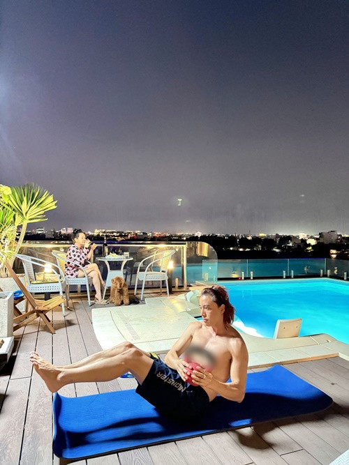Trên sân thượng, trong khi Việt Hương ăn uống, ngắm cảnh, Hoài Phương tập thể dục. Ảnh: FB Việt Hương.