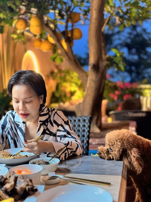 Việt Hương luôn cố gắng về nhà ăn cơm cùng chồng con. Ảnh: FB Việt Hương.