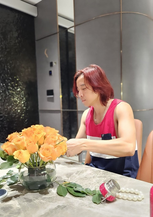 Hoài Phương rất khéo tay. Anh thường cắm hoa tươi để trang trí cho biệt thự. Ảnh: FB Việt Hương.