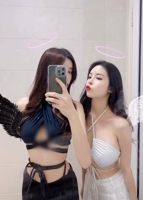 Hai cô nàng đều sở hữu nhan sắc ngọt ngào, quyến rũ.