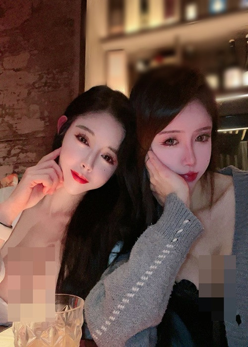 Hai hot girl chuộng mặc xẻ ngực sâu khi đi chơi.