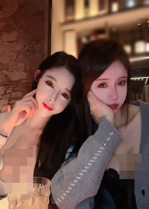 Hai hot girl chuộng mặc xẻ ngực sâu khi đi chơi.