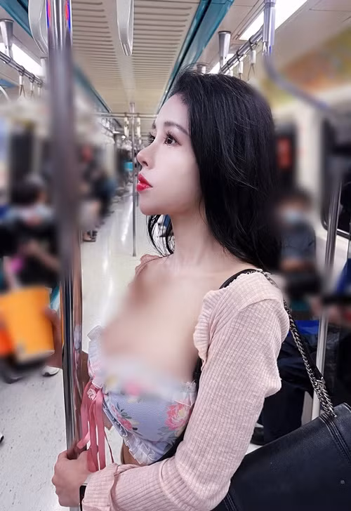 Mới đây, trên trang cá nhân Instagram, hot girl Krysstal đăng tải hình ảnh mặc chiếc áo ngắn cũn cỡn khi đi tàu điện. Nhiều cư dân mạng chỉ trích cô nàng ăn mặc phản cảm nơi công cộng.