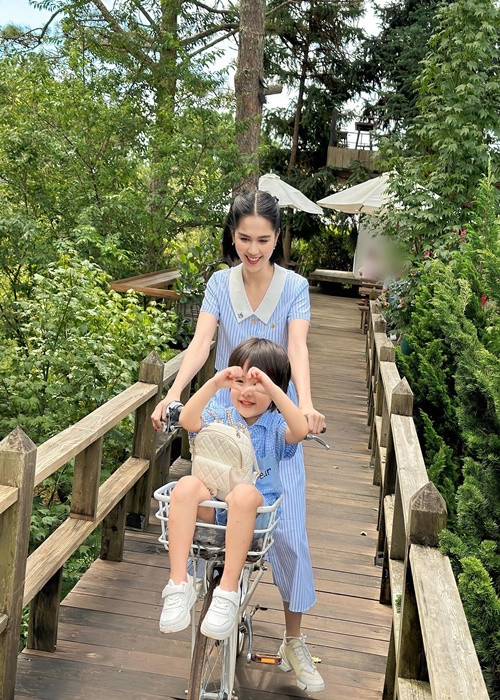 Ngọc Trinh thường xuyên đưa con đi nghỉ dưỡng.