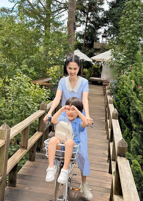 Ngọc Trinh thường xuyên đưa con đi nghỉ dưỡng.