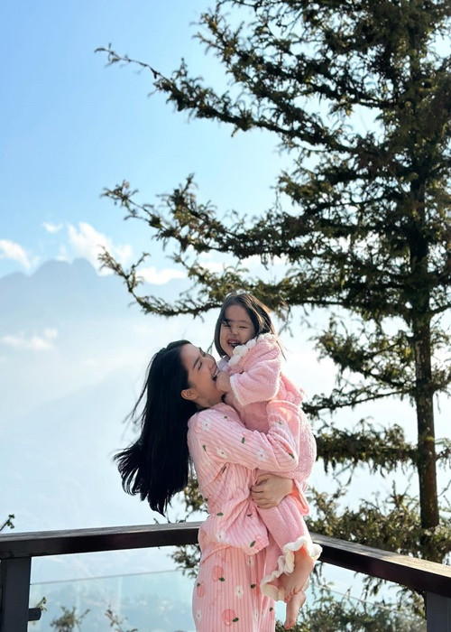 Bé He khá giống Ngọc Trinh từ đôi môi chúm chím đến gương mặt tròn.