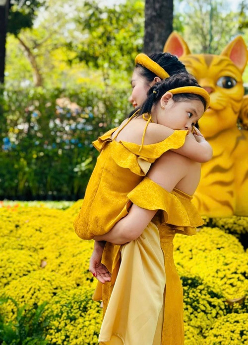 Nữ người mẫu luôn kiên nhẫn, dịu dàng với con.