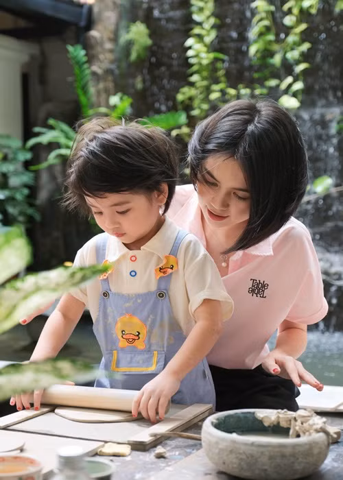 Ngọc Trinh cho rằng để con nghe lời và thương mình, cô phải cùng chơi, cùng học với con.