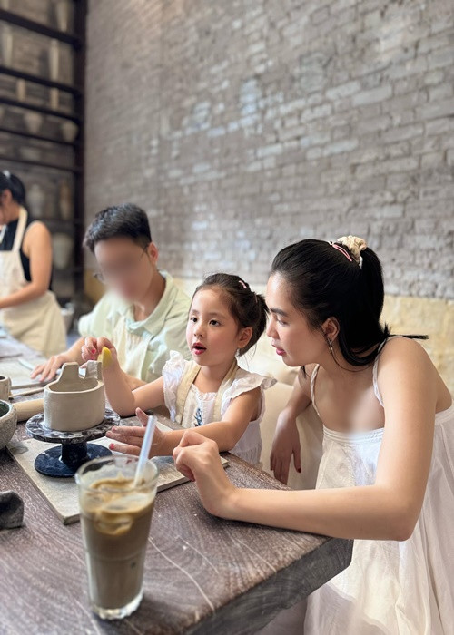 Nữ người mẫu cùng con gái tập làm gốm.