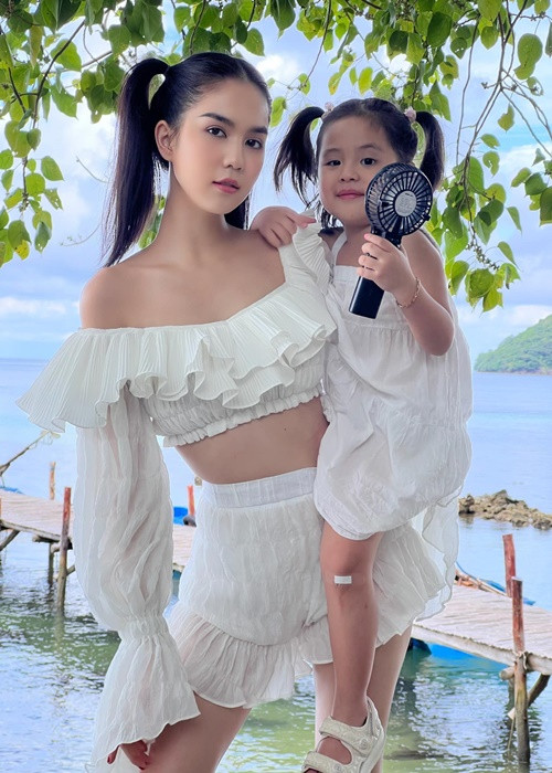 Không chỉ chăm sóc, Ngọc Trinh còn dành nhiều thời gian chơi với bé He.