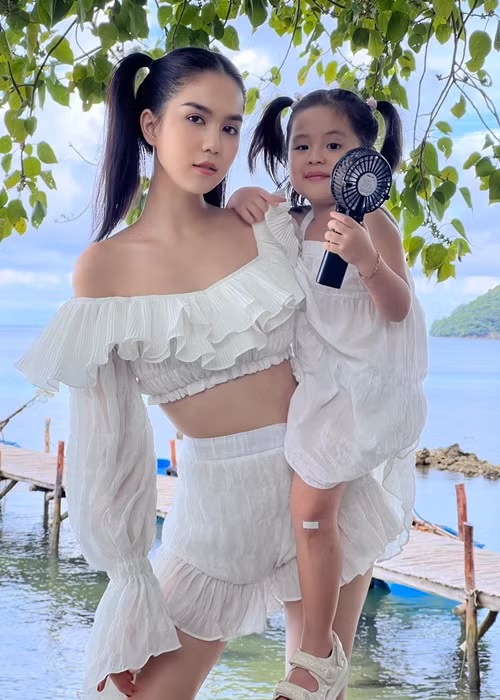 Không chỉ chăm sóc, Ngọc Trinh còn dành nhiều thời gian chơi với bé He.