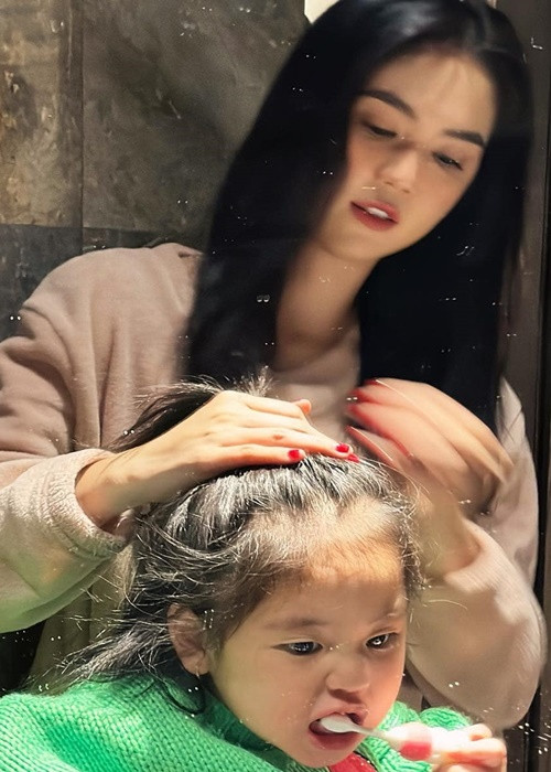 Ngọc Trinh cho biết, vì thương anh trai gà trống nuôi 5 con nên cô quyết định để bé He về sống cùng.